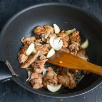 Добавляем в сковороду нарезанный лук и обжариваем с курицей Добавляем в сковороду нарезанный лук и обжариваем с курицей