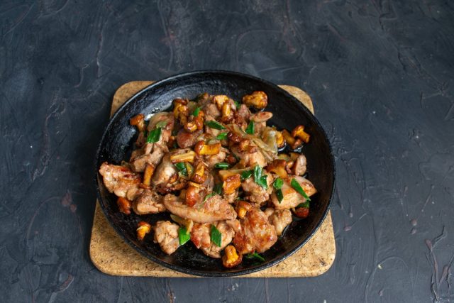 Жареная курица с лисичками готова Жареная курица с лисичками готова