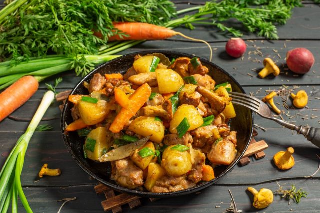 Ароматный картофель, тушенный с грибами и курицей Ароматный картофель, тушенный с грибами и курицей