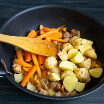 Кладём нарезанный картофель и морковь