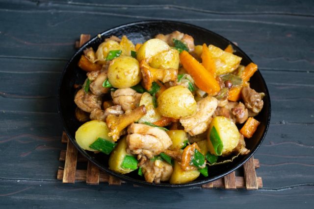Ароматный картофель, тушенный с грибами и курицей, готов Ароматный картофель, тушенный с грибами и курицей, готов