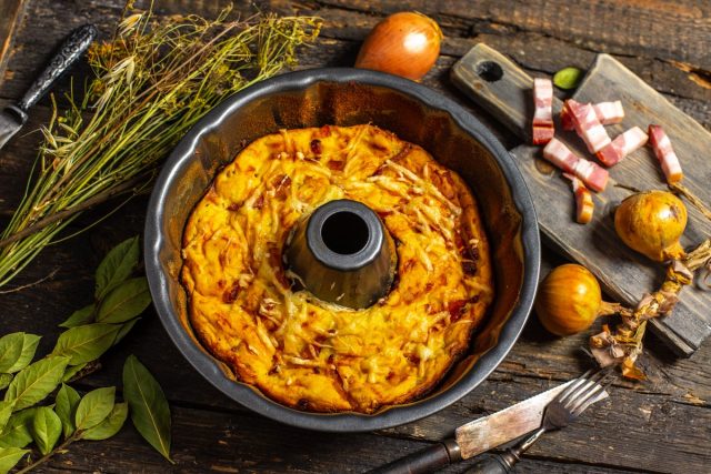 Быстрый пирог с ветчиной и картофельными клёцками