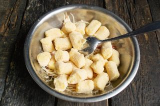 Кладём размороженные картофельные клёцки