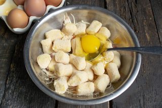 Разбиваем в тесто свежие куриные яйца