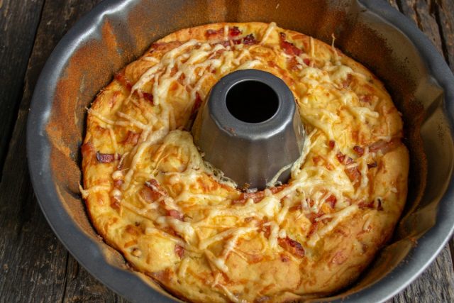 Быстрый пирог с ветчиной и картофельными клёцками готов