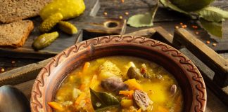 Домашний рассольник с куриными сердечками и чечевицей