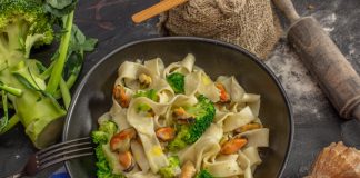 Домашняя лапша с соусом из мидий и брокколи - Рецепты Домашняя лапша с соусом из мидий и брокколи