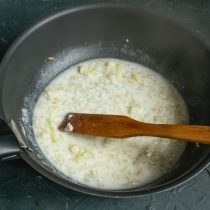 Вливаем сливки или молоко, нагреваем до кипения, солим и кипятим 4 минуты Вливаем сливки или молоко, нагреваем до кипения, солим и кипятим 4 минуты
