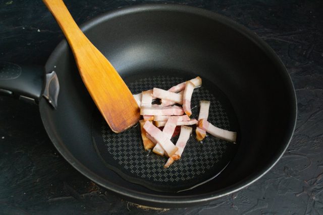 Нарезаем тонкими полосками копченый бекон, обжариваем несколько минут Нарезаем тонкими полосками копченый бекон, обжариваем несколько минут