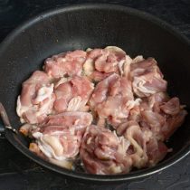 Добавляем оливковое масло, нагреваем, кладём кусочки курицы кожей вниз и обжариваем Добавляем оливковое масло, нагреваем, кладём кусочки курицы кожей вниз и обжариваем