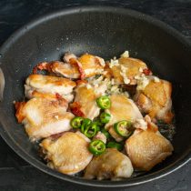 Переворачиваем курицу, добавляем чеснок и чили Переворачиваем курицу, добавляем чеснок и чили