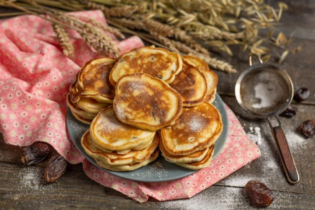 Вкусные оладушки на простокваше с финиками и изюмом Вкусные оладушки на простокваше с финиками и изюмом
