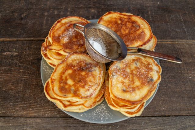 Вкусные оладушки на простокваше с финиками и изюмом готовы Вкусные оладушки на простокваше с финиками и изюмом готовы