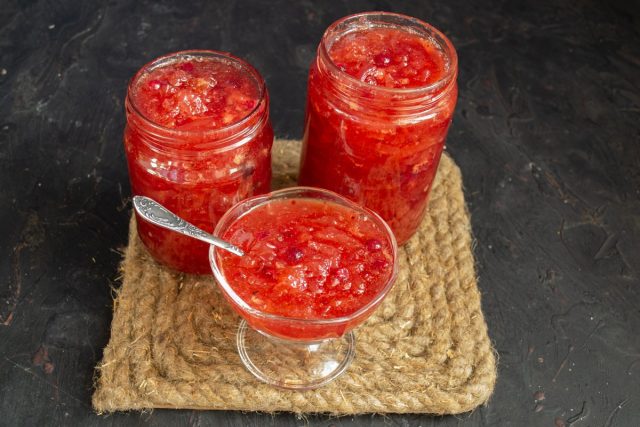Клюквенное варенье с яблоками готово, закрываем и отправляем на хранение Клюквенное варенье с яблоками готово, закрываем и отправляем на хранение