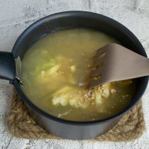 Наливаем мясной бульон, доводим до кипения и варим суп Наливаем мясной бульон, доводим до кипения и варим суп