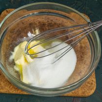 Размягчаем сливочное масло, добавляем соль и сахарный песок Размягчаем сливочное масло, добавляем соль и сахарный песок