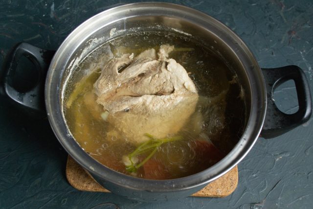 Достаём мясо и процеживаем бульон Достаём мясо и процеживаем бульон