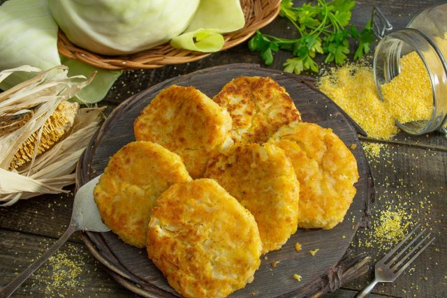 Нежные котлеты из капусты с кукурузной крупой Нежные котлеты из капусты с кукурузной крупой