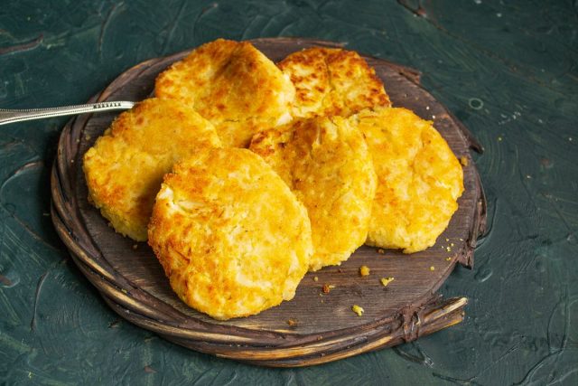 Нежные котлеты из капусты с кукурузной крупой готовы Нежные котлеты из капусты с кукурузной крупой готовы