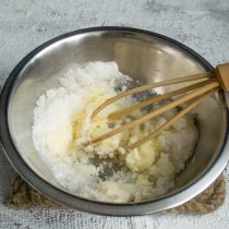 Размягченное сливочное масло взбиваем с сахаром и щепоткой соли Размягченное сливочное масло взбиваем с сахаром и щепоткой соли