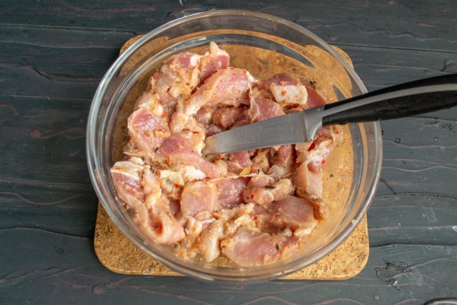 Нарезаем мясо и смешиваем его с маринадом, оставляем в холодильнике Нарезаем мясо и смешиваем его с маринадом, оставляем в холодильнике