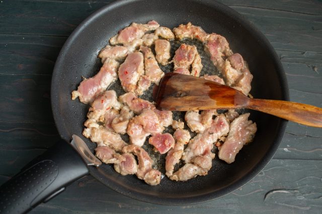 Выкладываем кусочки свинины на сковороду вместе с маринадом Выкладываем кусочки свинины на сковороду вместе с маринадом