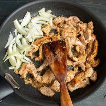 Обжариваем мясо и лук Обжариваем мясо и лук