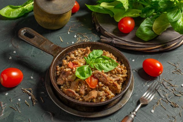 Пряная диетическая гречка с мясом на сковороде Пряная диетическая гречка с мясом на сковороде