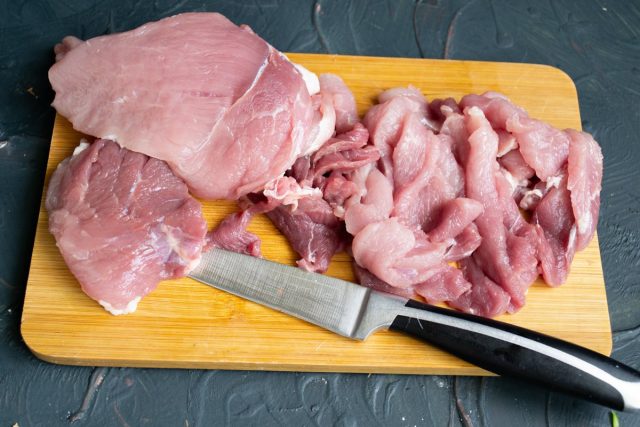 Нарезаем нежирную свинину 