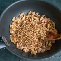Насыпаем сухую гречневую крупу, жарим вместе с мясом 5 минут Насыпаем сухую гречневую крупу, жарим вместе с мясом 5 минут