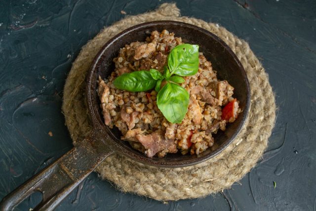 Пряная диетическая гречка с мясом на сковороде готова Пряная диетическая гречка с мясом на сковороде готова