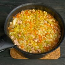 Готовим суп на маленьком огне, солим и перчим