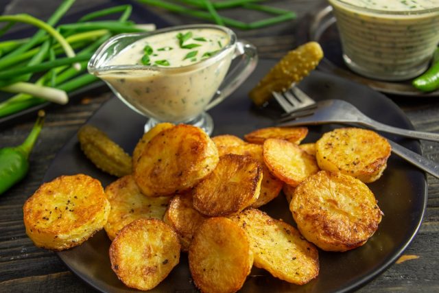 Тающий запеченный картофель с соусом тартар