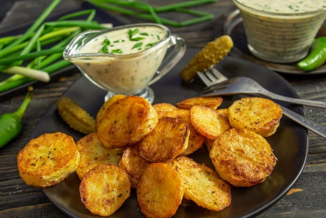 Тающий запеченный картофель с соусом тартар Тающий запеченный картофель с соусом тартар