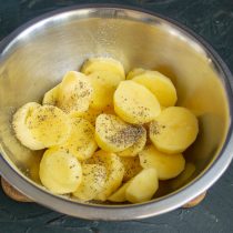 Промываем картофель, солим и перчим Промываем картофель, солим и перчим