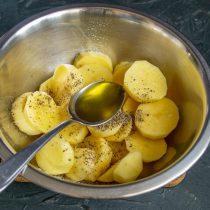 Поливаем картошку оливковым маслом