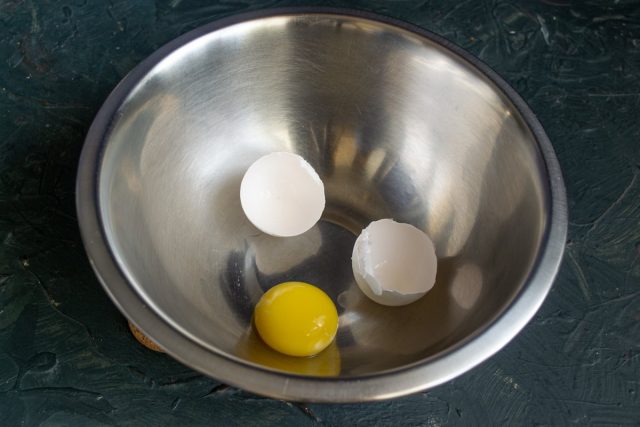 Разбиваем в миску яйцо, отделяем белок от желтка