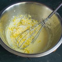 Натираем сваренное вкрутую яйцо и добавляем к майонезу