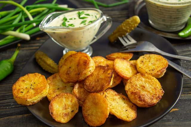 Запеченный картофель с соусом тартар готов Запеченный картофель с соусом тартар готов