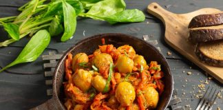 Тушеная брюссельская капуста с овощами