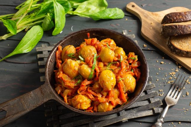 Тушеная брюссельская капуста с овощами