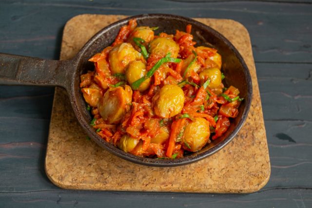Тушеная брюссельская капуста с овощами готова Тушеная брюссельская капуста с овощами готова