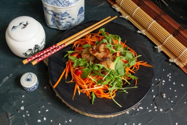 Тёплый салат с курицей, морковью и сельдереем Тёплый салат с курицей, морковью и сельдереем