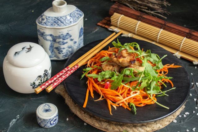 Тёплый салат с курицей, морковью и сельдереем