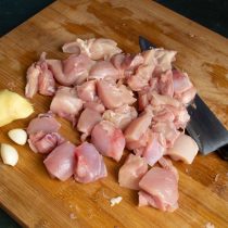 Нарезаем мясо, очищаем имбирь и чеснок Нарезаем мясо, очищаем имбирь и чеснок