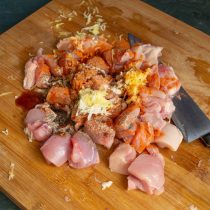 Натираем имбирь и чеснок на мелкой тёрке, приправляем мясо Натираем имбирь и чеснок на мелкой тёрке, приправляем мясо