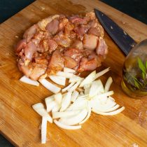 Перемешиваем мясо с приправами, поливаем оливковым маслом, нарезаем репчатый лук Перемешиваем мясо с приправами, поливаем оливковым маслом, нарезаем репчатый лук