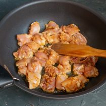 Выкладываем курицу на разогретую сковородку и обжариваем Выкладываем курицу на разогретую сковородку и обжариваем