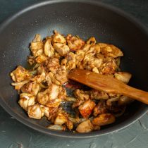 Готовим мясо с луком, вливаем уксус и выпариваем Готовим мясо с луком, вливаем уксус и выпариваем