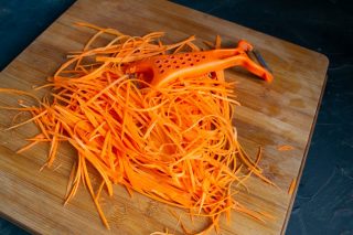 Овощерезкой нарезаем морковь